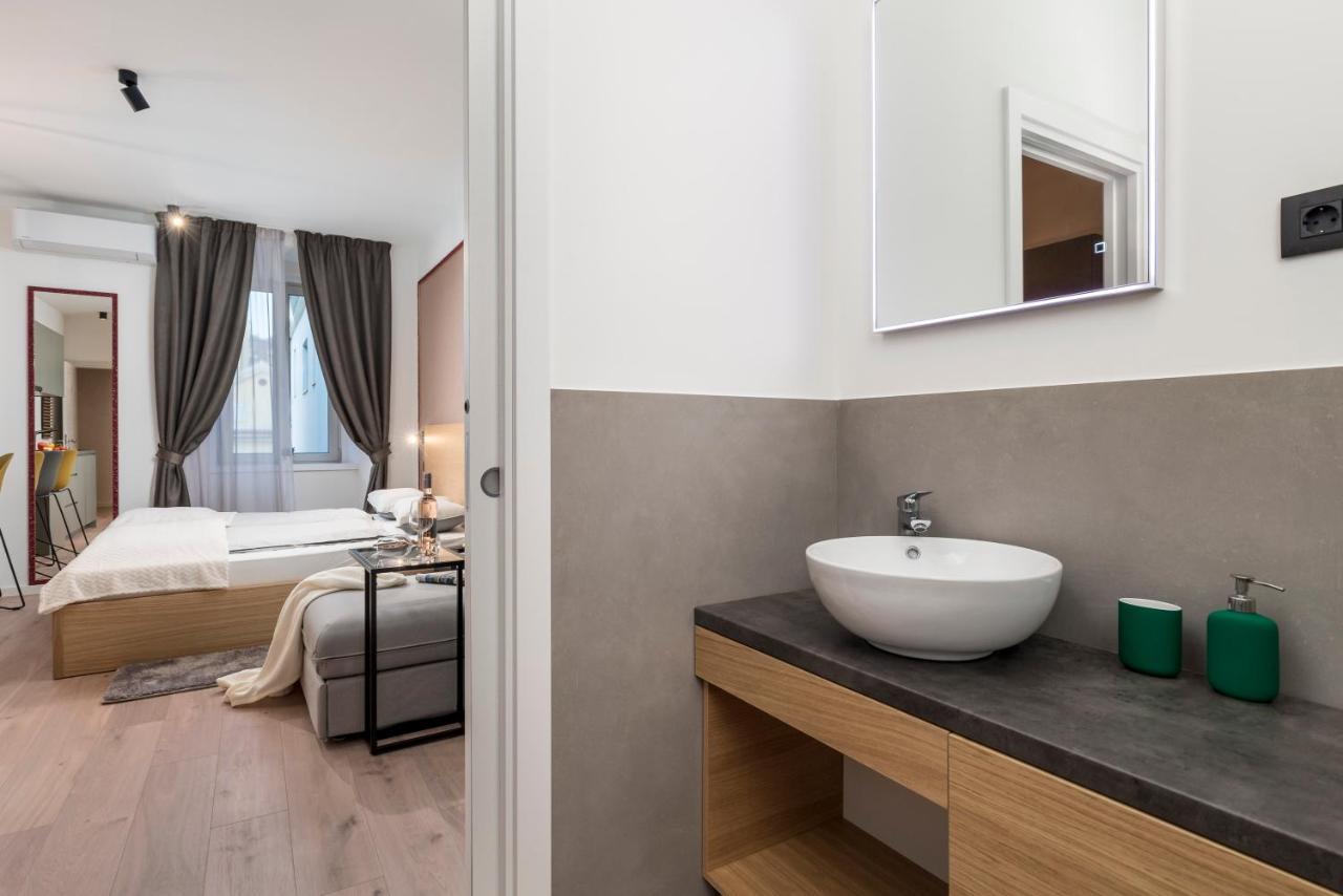 Deluxe Apartments & Rooms "In The Center" Rijeka Exteriör bild