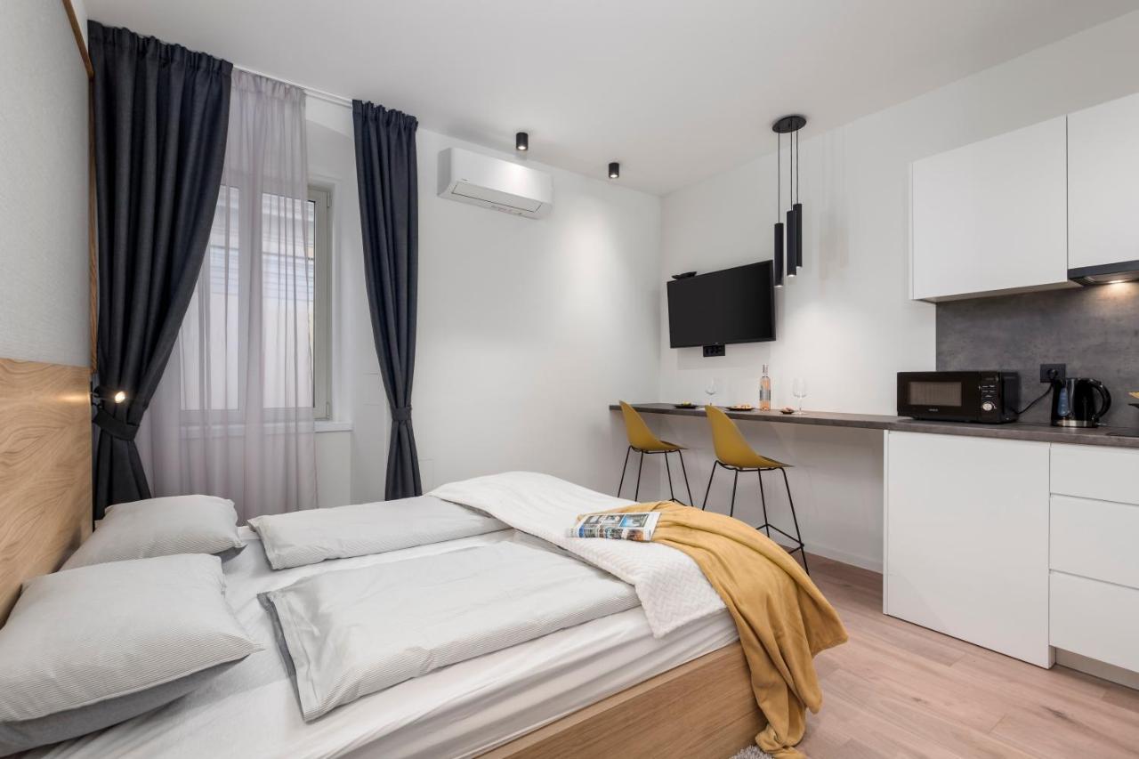 Deluxe Apartments & Rooms "In The Center" Rijeka Exteriör bild
